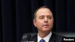 资料照:美国众议院情报委员会主席谢安达(Adam Schiff,又译亚当·希夫)在众议院情报委员会的一次听证会上听取发言。(2019年3月28日)