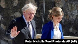 Прем‘єр-міністр Великої Британії Борис Джонсон з дружиною під час подій на саміті «Великої сімки», 12 червня 2021 року