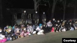 ကမ်ချနဘူရီခရိုင်မှာ ဖမ်းမိတဲ့မြန်မာနိုင်ငံသားများ။ (ဓာတ်ပုံ - လဝက - မတ် ၂၊ ၂၀၂၁)