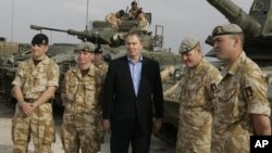 英国前首相布莱尔2005年去到伊拉克看望官兵(资料照)