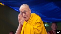 达赖喇嘛在印度达兰萨拉的西藏儿童村学校布道。(2017年5月27日)
