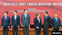 中国外交部部长王毅(右二), 日本外务大臣岸田文夫(左二),韩国外长尹炳世(左三)等第46届东盟外长会议合影(资料照片)