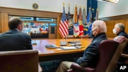 2022年1月22日,美国总统拜登(中)在戴维营与他的国家安全团队和高级官员举行视频会议,讨论俄罗斯对乌克兰采取的咄咄逼人的行动。(照片由白宫发布给美联社)