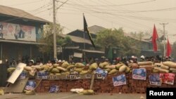 မှတ်တမ်းဓါတ်ပုံ မတ်လ ၂၈ ရက်နေ့က စစ်ကိုင်းတိုင်း ကလေးမြို့ဝင်ဝရှိ သပိတ်ခံတပ်များ