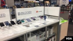 美国马里兰州一家百思买(Best Buy)电器商店出售的华为智能手机。(2018年6月2日)