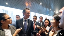 美国加州州长加文·纽森(Gavin Newsom)2023年10月23日在香港访问受媒体追访。(美联社)