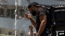 美国东北部遭遇热浪袭击,一名市民在纽约哈德逊河边的喷泉中纳凉。(2024年6月20日)