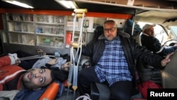 以色列军队突袭加沙卡迈勒阿德万医院的医疗设施后,受伤的巴勒斯坦人从该医院撤离。(2024年12月28日)