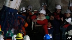 智利总统拥抱第一名被救矿工