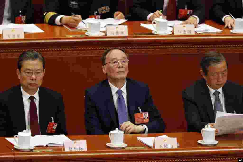 在北京人民大会堂举行的全国人大代表大会开幕式的主席台上,中国前反腐“沙皇”王岐山坐在政治局常委、纪委书记赵乐际和副总理马凯之间。从大会的出场顺序和排座次上来看,已经卸任党内职务的王岐山将是中国第八号领导人,有人称作“第八位政治局常委”“编外常委”。