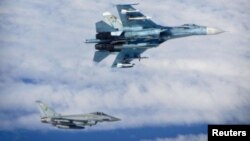 Російський СУ-27 (зверху) у районі Балтики. Неподалік від нього британський винищувач.