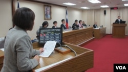 台湾立法院外交及国防委员会4月1号质询情形 (美国之音张永泰拍摄)