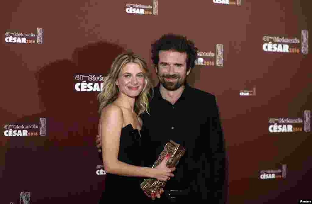 2017年2月26日,在巴黎凯撒电影奖典礼上,导演 Melanie Laurent 和 Cyril Dion 由于他们导演的法国纪录片《明天》而荣获最佳纪录片奖。凯撒电影奖在法国相当于奥斯卡奖在美国。