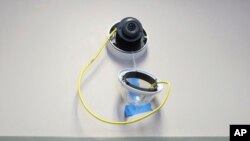 На фото: процес встановлення камери зі здатністю розпізнавати обличчя у школі штату Нью-Йорк