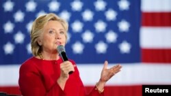 民主党总统候选人希拉里·克林顿在宾西法尼亚州的一个竞选集会上回答与会民众的问题。(2016年10月4日)