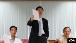 “两岸政策协会”理事长童振源(中)