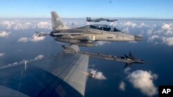 菲律宾空军一架战斗机2023年11月21日在西菲律宾海空域参加与美军的联合巡逻。