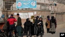 阿富汗女学生站在喀布尔大学校园外。(2022年12月21日)