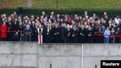 ဘာလင်တံတိုင်း ဖြိုချတဲ့ ၂၅ နှစ်ပြည့် အထိမ်းအမှတ်ပွဲတက်ရောက်လာတဲ့ Angela Merkel (ယာဘက် ဆဌမမြောက်) နဲ့ ဂုဏ်သရေရှိ လူကြီးမင်းများ။ (နိုဝင်ဘာ ၉၊ ၂၀၁၄)