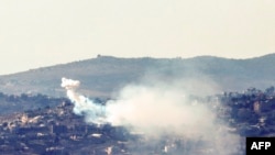资料照片:一枚从以色列发射的炮弹在黎巴嫩南部边境一个村庄上空爆炸。(2024年9月11日)