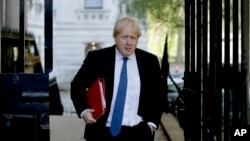 英国外交大臣约翰逊抵达伦敦唐宁街10号参加内阁会议。(2018年5月1日)