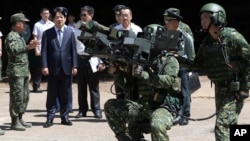 资料照片: 2024年9月6日台湾总统赖清德(左二)在台湾澎湖岛偏远地区的一个军事基地视察台湾军队时,听取了多管毒刺导弹发射器演示的简报。