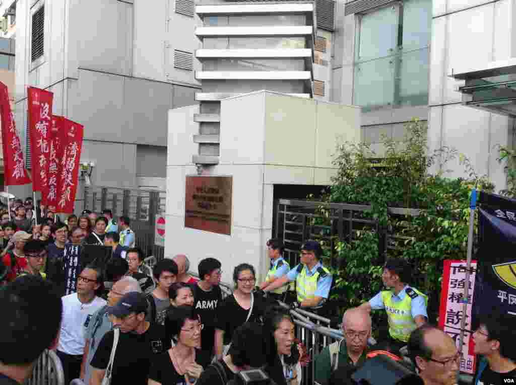香港泛民多个政党和团体周六声援铜锣湾书店店长林荣基(美国之音海彦拍摄)