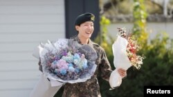 စစ်မှုထမ်းပြီးစီးခဲ့တဲ့ J-Hope ကို တွေ့ရစဉ် (အောက်တိုဘာ ၁၇၊ ၂၀၂၄)