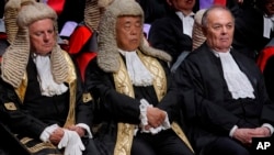 资料图:澳大利亚籍的香港终审法院海外非常任法官施觉民(James Spigelman,右)2020年1月13日在香港出席一场活动。他同年9月2日因担心港版国安法问题而辞职。(美联社)