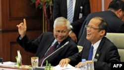 2013年4月25日,菲律宾总统贝尼尼奥•阿基诺(右)与菲律宾外长德尔•罗萨里奥在第九届文莱-印尼-马来西亚-菲律宾东东盟发展区会议期间谈笑。