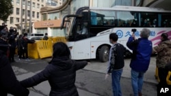世界卫生组织国际专家组成员结束了为期14天的集中隔离,乘坐大巴车离开武汉的隔离酒店。(2021年1月28日)