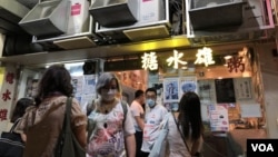 市民在支持民主的“黃店”外等待入座。(美国之音徐凯鸣拍摄)