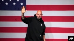 宾州的菲特曼(John Fetterman)为民主党人保卫联邦参议院控制权的努力赢得关键一席。（美联社2022年11月9日）
