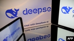 Màn hình với logo DeepSeek.