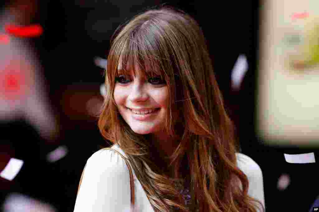 英国裔美国演员米莎·巴顿(Mischa Barton,2009年)。6月5日,她和前男友在洛杉矶高等法院达成协议,前男友不得发布她的不雅视频和照片。她的律师说:“我们赢得了重要协议……米莎的所有不雅视频和照片都必须立刻交给我。她的前男友和她之间的距离,必须永远不少于100米。”