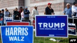 2024年11月5日大选日,选民在宾夕法尼亚州伯利恒法默斯维尔小学的投票站排队投票。