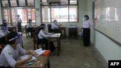 ရန်ကုန်မြို့က အထက်တန်းကျောင်းတခုမှာ COVID-19 ကပ်ရောဂါကာလ ပထမဆုံး ကျောင်းဖွင့်ရက် မြင်ကွင်း။ (ဇူလိုင် ၂၁၊ ၂၀၂၀)