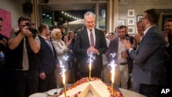 立陶宛现任总统吉塔纳斯·瑙塞达(Gitanas Nauseda,中)2024年5月26日在第二轮总统大选中赢得了连任。(美联社)