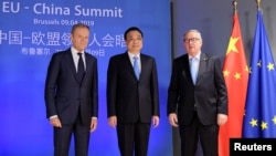 欧盟委员会主席容克和欧洲理事会主席图斯克在布鲁塞尔举行欧中峰会前欢迎中国总理李克强。(2019年4月9日)