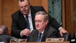 资料照:美国国会参议院银行委员会主席克拉珀(Mike Crapo)