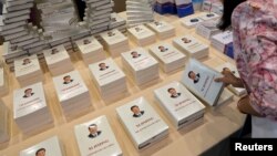 在厦门金砖国家峰会举行场所陈列和免费供应的《习近平谈治国理政》的各种外文版。(2017年9月2日)