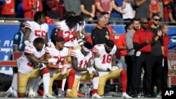 2017年12月31日,在洛杉矶举行的旧金山49人队对阵洛杉矶公羊队的比赛前奏唱国歌时,49人队的一些球员单膝跪地以示抗议。
