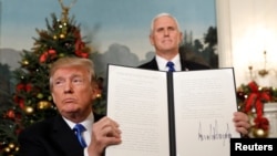 သမ္မတ Trump က ဂျေရုဆလင်ကို အစ္စရေးမြို့တော်အဖြစ် အသိအမှတ်ပြုကြောင်း လက်မှတ်ရေးထိုးခြင်းအား ပြသစဉ်။