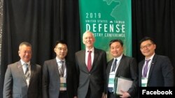 美国在台协会主席莫健(中)2019年10月7日在马里兰州埃利科特市与参加2019年美台国防工业会议的台湾代表合影,左起台湾汉翔公司董事长胡开宏、国民党立委江启臣、民进党立委王定宇、国民党立委许毓仁(台湾国民党立委许毓仁脸书)