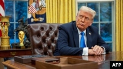 2025年2月11日,美国总统唐纳德·特朗普坐在华盛顿白宫椭圆形办公室。