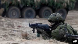 На архівному фото - навчання військових з Польщі, Чехії та Угорщини з нагоди їхнього приєднання до НАТО. Весола, поблизу Варшави, центральна Польща. 10 березня 2019 року. AP/Czarek Sokolowski