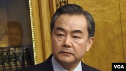 王毅2013年3月陪同习近平访俄。(美国之音白桦拍摄)