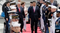 美国国务卿蒂勒森在佛罗里达州的棕榈滩国际机场迎接中国国家主席习近平。(2017年4月6日)