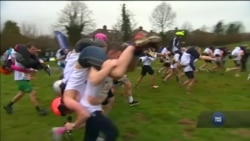 У Британії пройшов щорічний національний забіг із коханими жінками на плечах. Відео У Британії пройшов щорічний національний забіг із коханими жінками на плечах. Відео