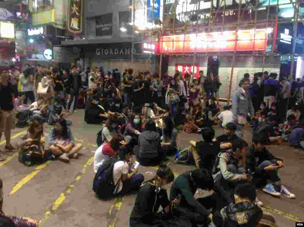 大批市民连续第二晚在旺角与警方“巷战” （美国之音海彦拍摄 ）